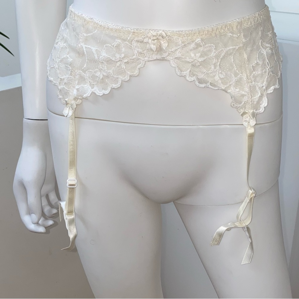 Felina white garter belt in lace with hook & eye closure. Pretty!